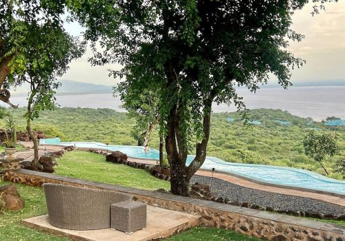 mawemawe-manyara-lodge-blick-von-garten-mit-pool-und-aussicht.1180x0